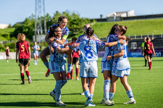 Alba Cerrato celebrate with Lua Calo of Spain