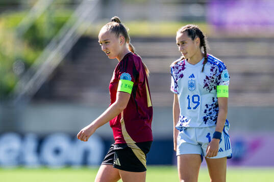 Axelle Bamps of Belgium and Alba Cerrato of Spain