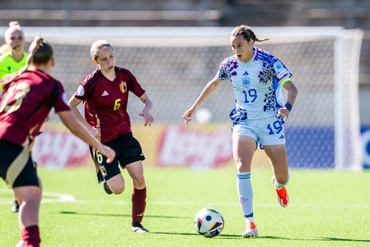 Romy Wenning of Belgium and Alba Cerrato of Spain