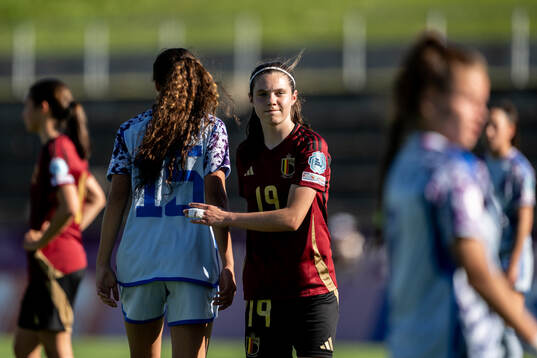 Silvia Fernandez of Spain and Oona Careel of Belgium