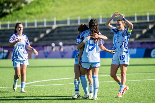 Celia Segura of Spain celebrate with Alba Cerrato