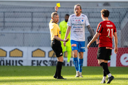 Domare Fredrik Klitte tilldelar Värnamos Hampus Näsström
