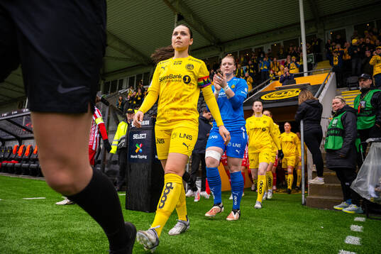 Helene Rædergård Schjelderup and goalkeeper Aubrei Corder