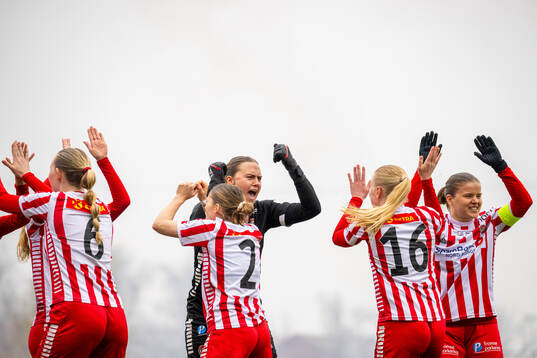 Goalkeeper Marie Aspenes, Mali Motrøen Trøan and players