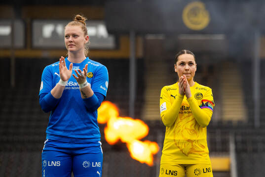 Goalkeeper Aubrei Corder and Helene Rædergård Schjelderup