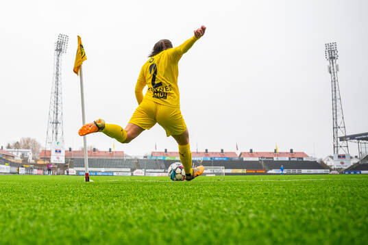 Amie Sannes of Bodø/Glimt takes a corner kick