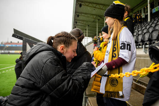Gerd Anine Johansen of Bodø/Glimt signs autographs