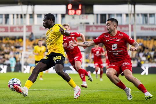 Uba Charles Nwokoma of Lillestrøm and Niklas Castro of