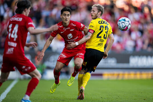 Svenn Crone of Brann and Gjermund Åsen of Lillestrøm