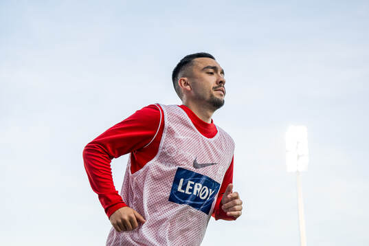 Niklas Castro of Brann warms up
