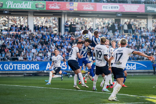 Malmö FFs Lasse Berg Johnsen och Pontus Jansson mot IFK