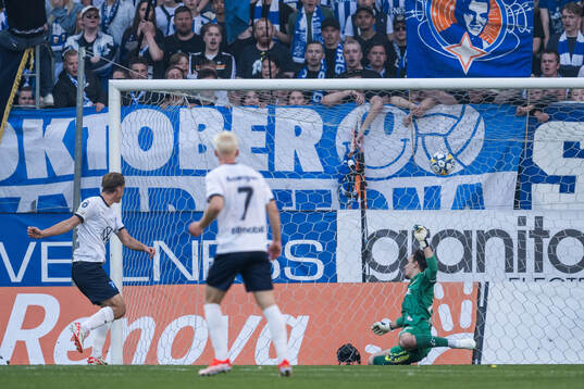 Malmö FFs Erik Botheim gör 0-1 på IFK Göteborgs