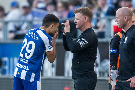 IFK Göteborgs Thomas Santos får hjälp med en kontaktlins