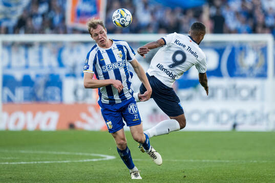 IFK Göteborgs Adam Carlén och Malmö FFs Isaac Kiese
