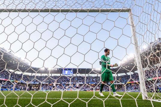 IFK Göteborgs målvakt Elis Bishesari deppar