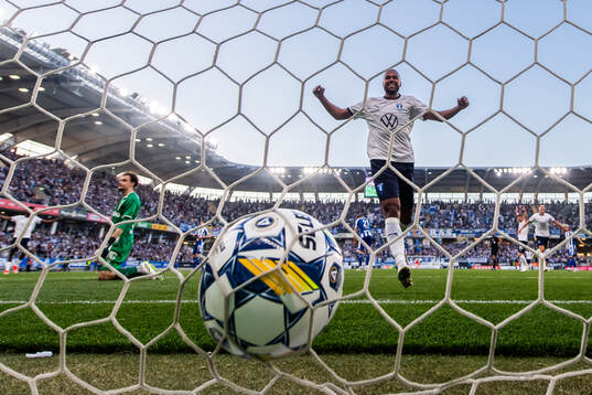 IFK Göteborgs målvakt Elis Bishesari deppar medan Malmö