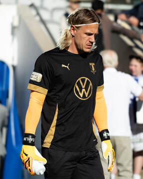 Malmö FFs målvakt Johan Dahlin innan fotbollsmatchen i