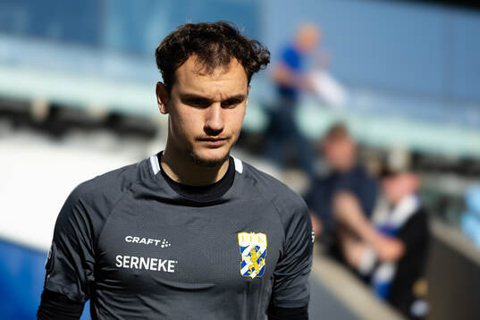 IFK Göteborgs målvakt Elis Bishesari innan