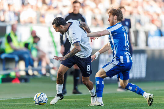Malmö FFs Sergio Pena och IFK Göteborgs Arbnor Mucolli