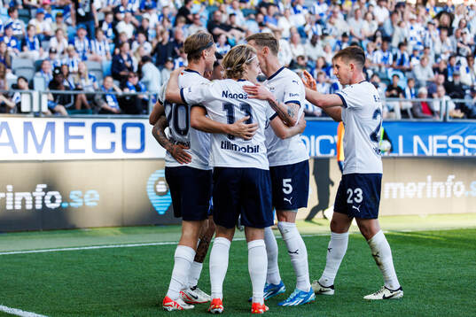 Malmö FFs Erik Botheim jublar med lagkamrater
