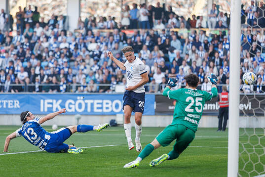 Malmö FFs Erik Botheim gör 0-1 på IFK Göteborgs