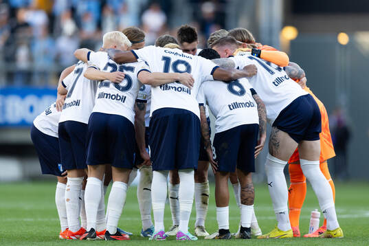 Malmö FF samlade innan andra halvleken av fotbollsmatchen