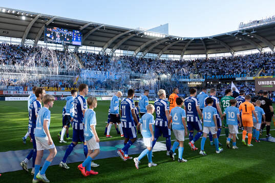 Lagen på väg in till line up innan  fotbollsmatchen i