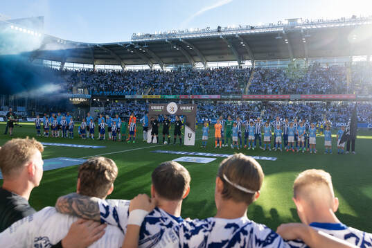 Lagen på line up innan fotbollsmatchen i Allsvenskan