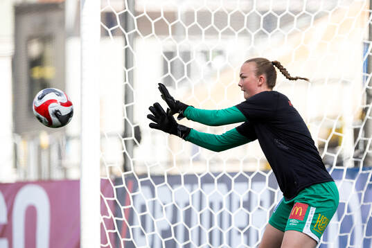 KIF Örebros målvakt Clara Ekstrand på uppvärmningen