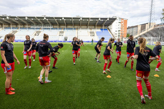 KIF Örebros spelare på uppvärmningen
