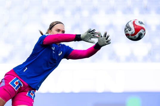 IFK Norrköpings målvakt Sofia Hjern på uppvärmningen