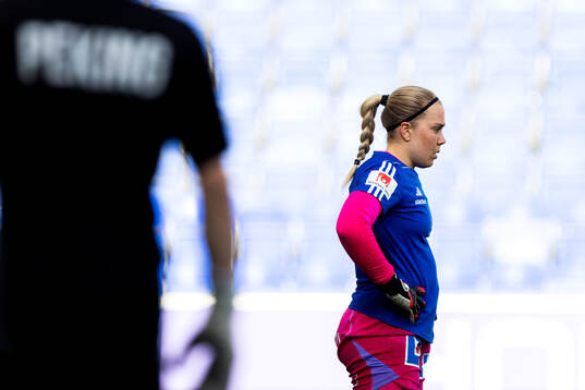 IFK Norrköpings målvakt Sofia Hjern på uppvärmningen