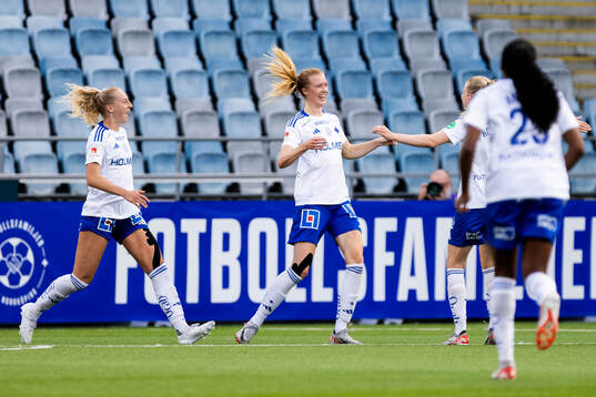 IFK Norrköpings Samantha Cary jublar med Ebba Handfast