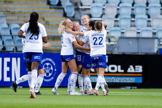 IFK Norrköpings Ebba Handfast jublar med lagkamrater