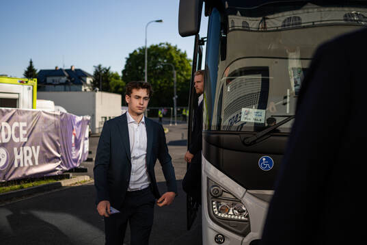 Felix Unger Sörum of Sweden arrives to the arena