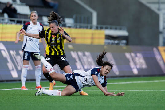 Häckens Hanna Wijk och FC Rosengårds Momoko Tanikawa