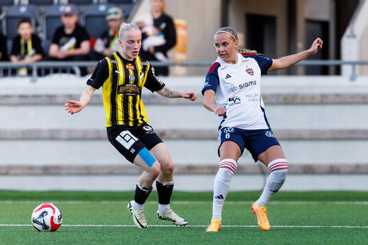 Häckens Anna Sandberg och FC Rosengårds Ria Noora Minerva
