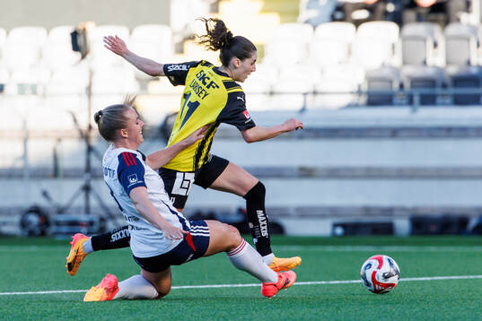 FC Rosengårds Gudrun Arnardottir och Häckens Clarissa