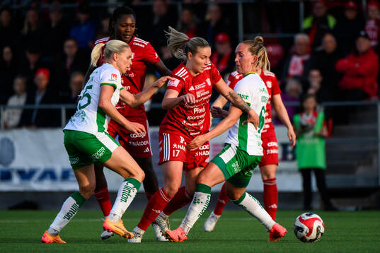 Piteås Selina Henriksson och Hammarbys Julia Roddar