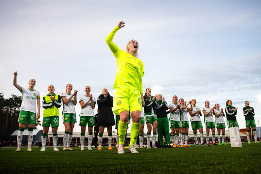 Hammarbys målvakt Moa Edrud jublar