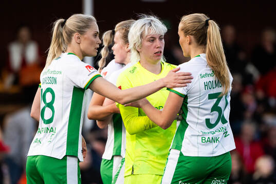 Hammarbys Alice Carlsson, målvakt Moa Edrud och Smilla