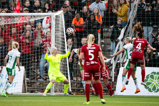 Hammarbys målvakt Moa Edrud och Piteås Josefin Johansson