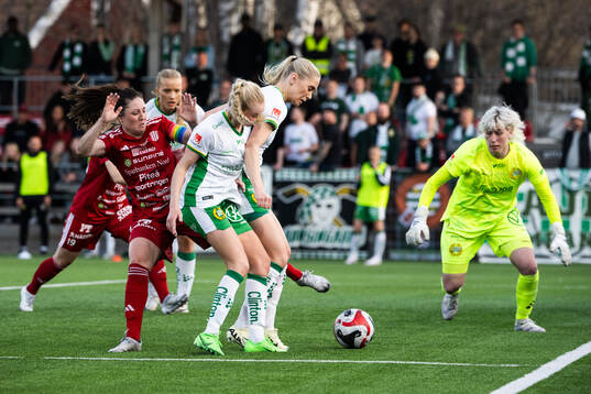 Piteås Josefin Johansson och Hammarbys målvakt Moa Edrud