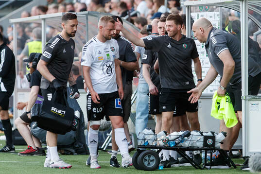 Örebros Sebastian Crona lämnar med en skada