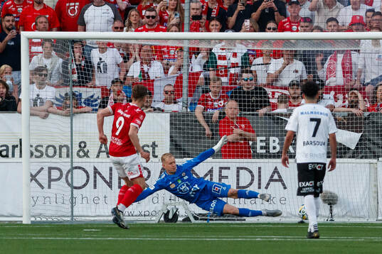 Degerfors Gustav Lindgren gör 2-1 på straffspark