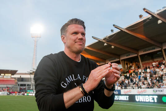 Örebros tränare Christian Järdler jublar