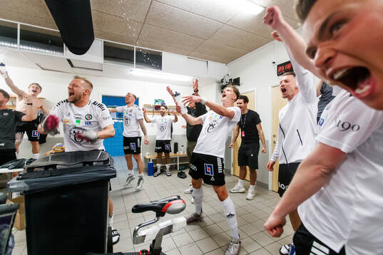 Örebros Erik Mc Cue jublar i omklädningsrummet