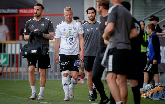 Örebros Sebastian Crona lämnar skadad
