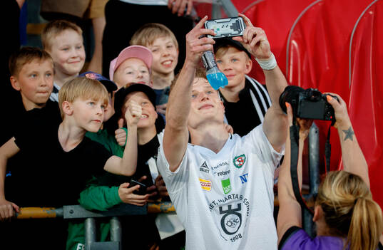 Örebros Erik Mc Cue tar selfies med publiken