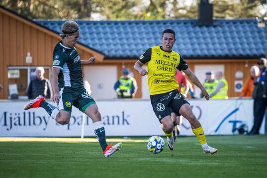 Hammarbys Markus Karlsson och Mjällbys Nicklas Røjkjær